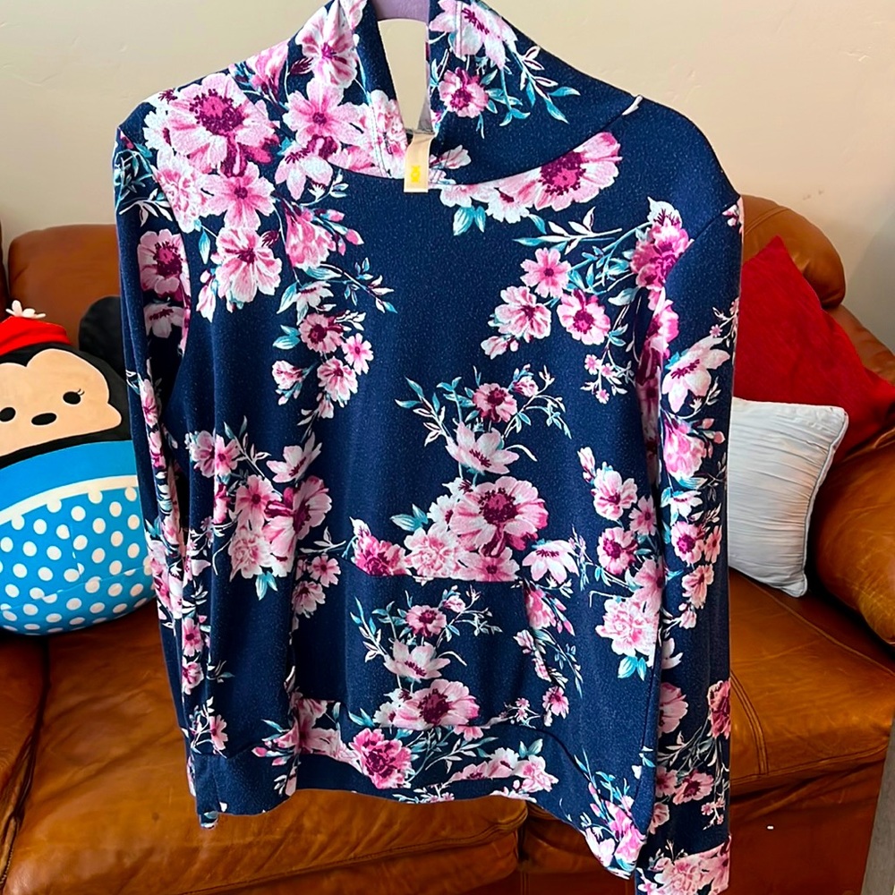 🍀5 x $15🍀 floral hoodie size M
